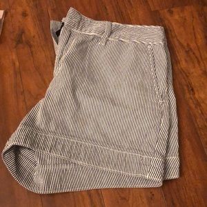 Pin Stripe Short | GAP size 12